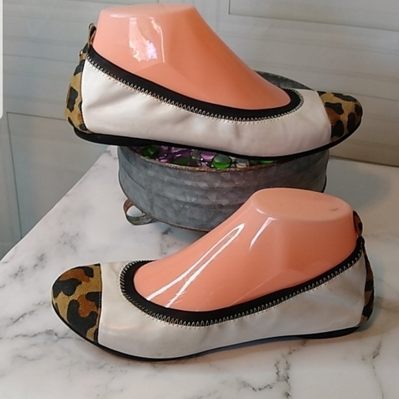 Simply Vera Wang Size 6.5  Leopard & Cream Ballet Flats Two Tone Faux Leather - Picture 10 of 10